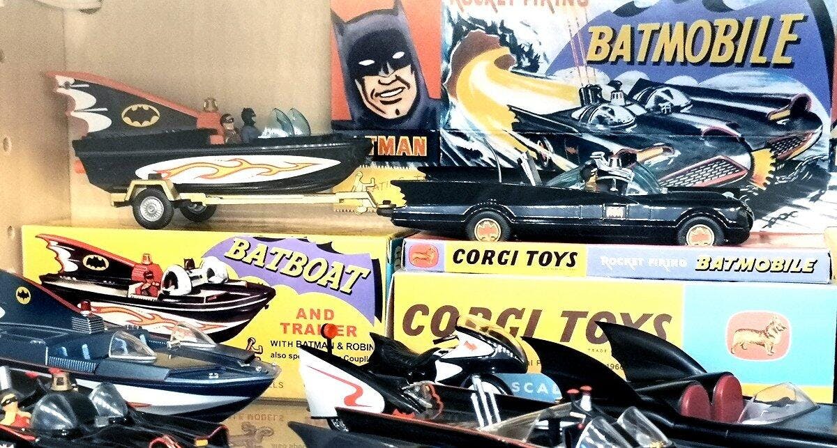 レア CORGI BAT MOBILE バットマン ミニカーとヨットセット レア CORGI BAT MOBILE バットマン ミニカーとヨットセット