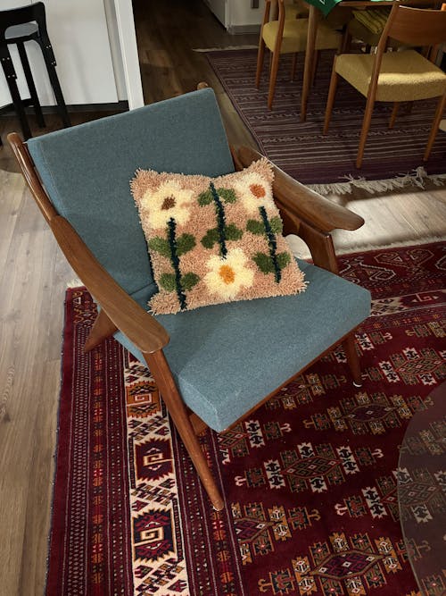 EARTHY PICK OF THE BUNCH - Latch Hook Cushion Kit