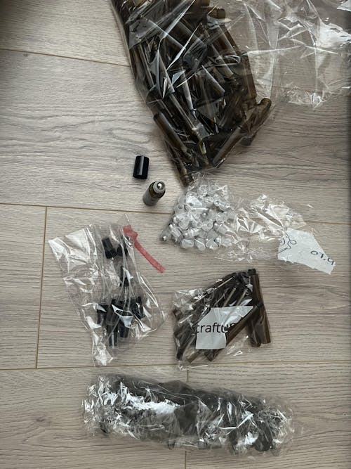 Sticluță ambră reutilizabilă cu roll on metalic și capac negru 10ml