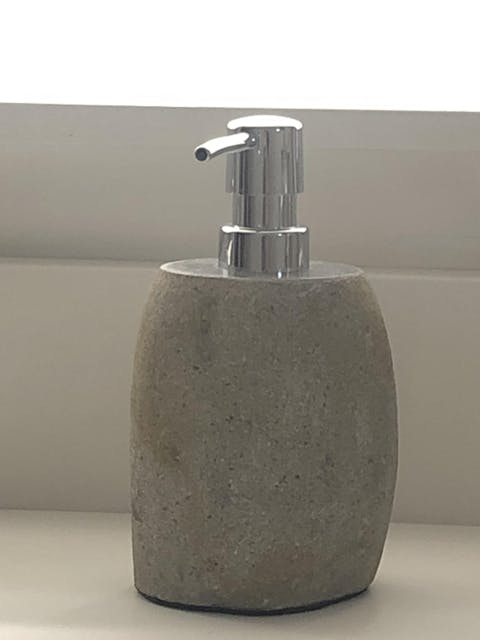 Distributeur de savon en pierre de rivière