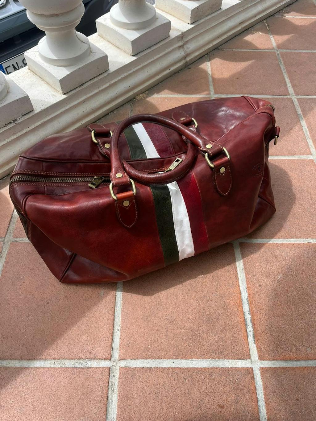 Borsone in pelle marrone con tricolore | Bagaglio a mano classico Made in Italy – Cuoieria Italiana