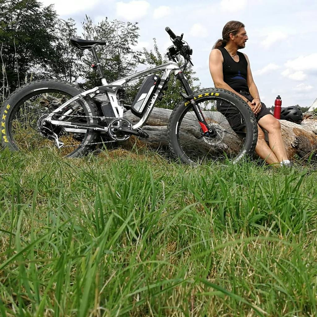 bicicletta che pedala a vuoto