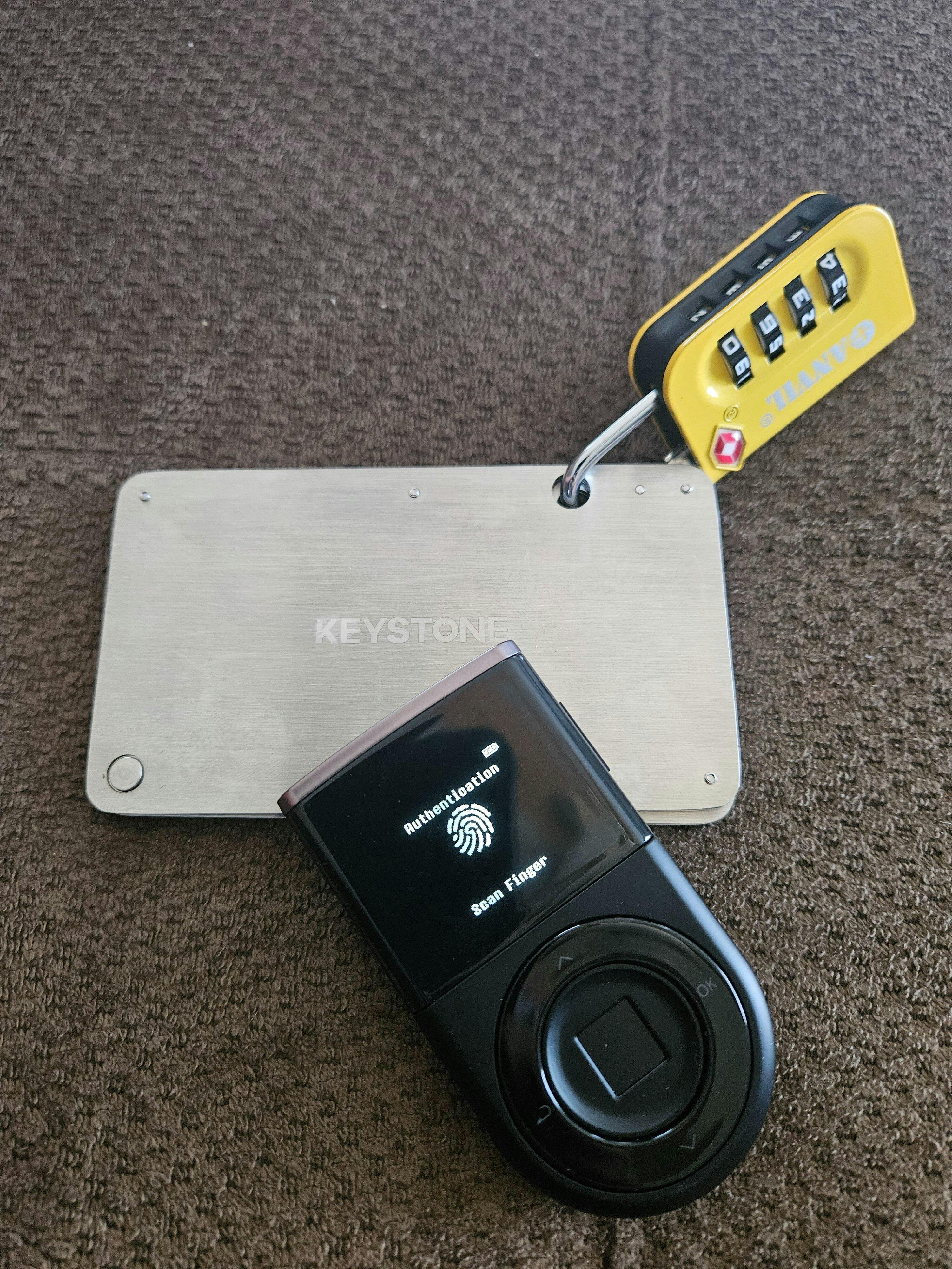 D'CENT 指紋認証型ハードウェア・ウォレット - 指紋認証でより