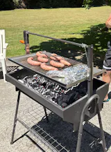 Barbacoa de Leña y Carbón con Plancha Inox y Altura Regulable - Brasa Master