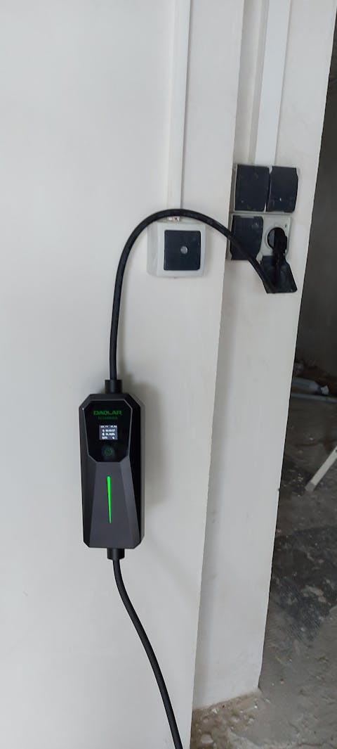 Daolar Type 1 / Type 2 Charging Cable Schuko 3.68KW [1-Phase, 6-16A], Mobile Wallbox with Controllable Digital Display for Electric Car, EV Charger for Model 3/Y, 3008/508, C5X, DS7, GLA, Q3, X3, ZOE, ID.3, ID.4 and Other PHEV/EV