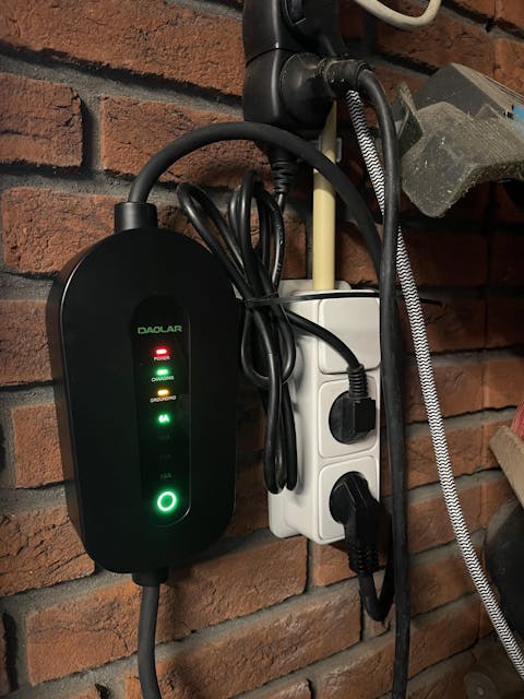 Daolar Type 2 EV Charging Cable for Electric Car 3.68KW [1-Phase, 6-16 A] Type 2 to Schuko EV Charger, Mobile Wallbox for Model 3/Y, ID.3, ID.4, MG4, Q4, Gla and Other PHEV/EV