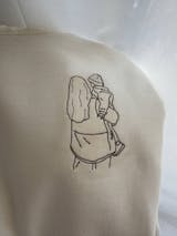 Personalisierter Pullover mit Outline Zeichnung