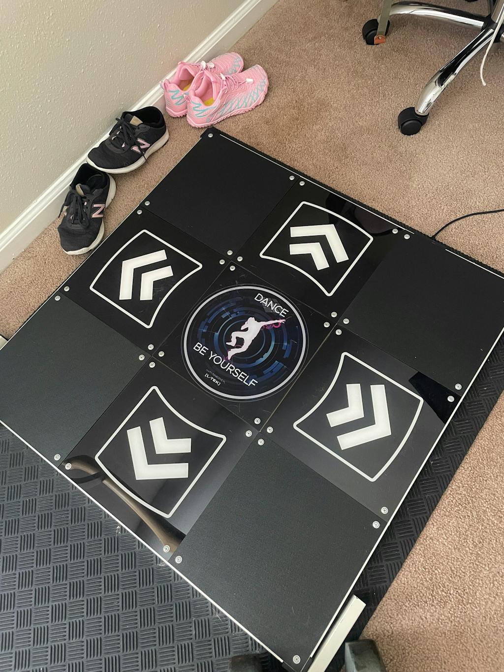 L-TEK Panel - Black with White Arrows