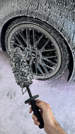 SlimBrush – Flache Mikrofaser-Felgenbürste