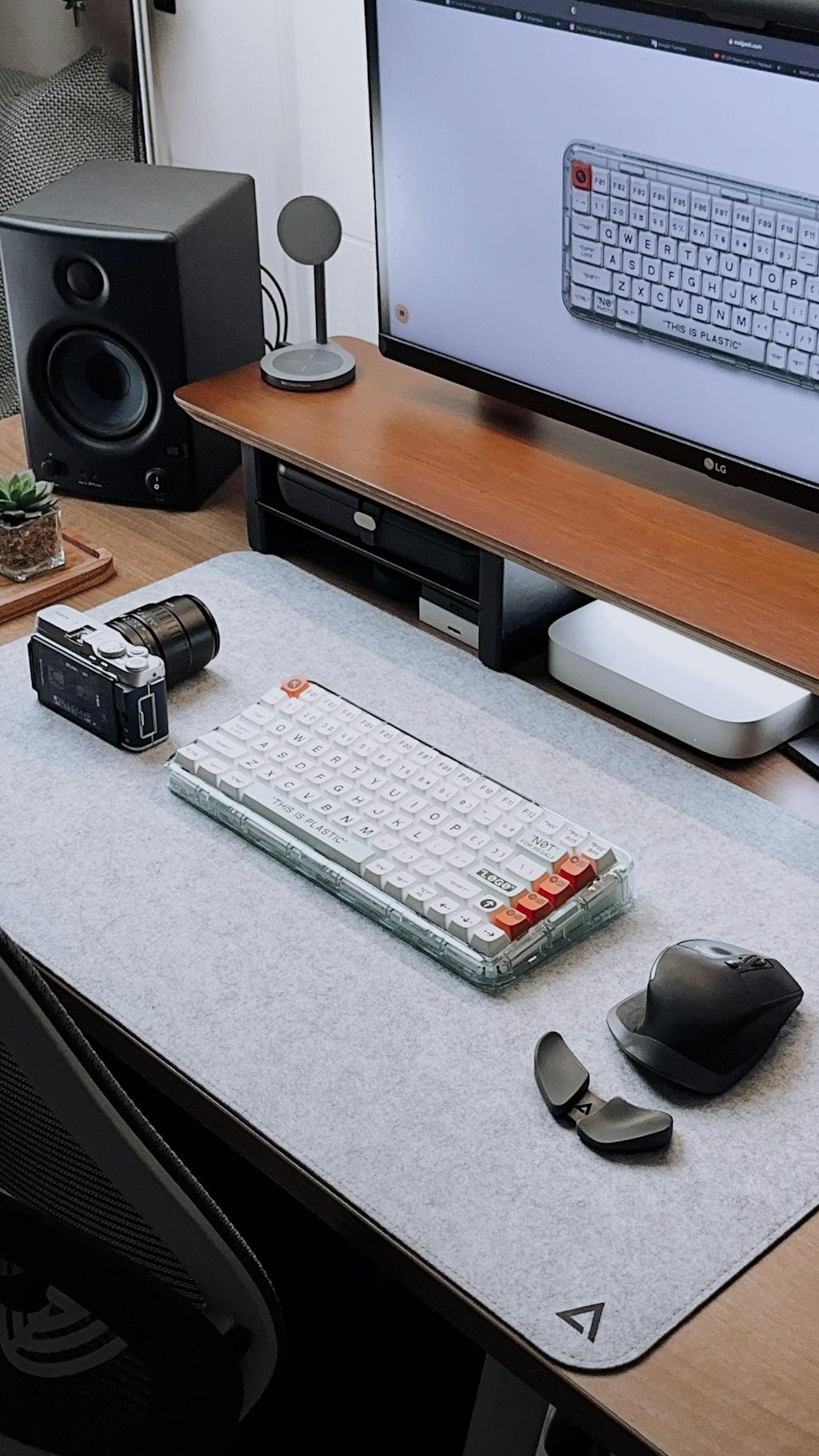 Minimalistic Desk Mat DeltaHub