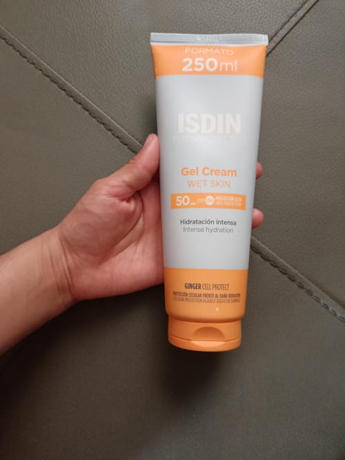 Isdin Fotoprotector FPS50+ Gel Crema, Alta protección solar para toda la familia 250ml.