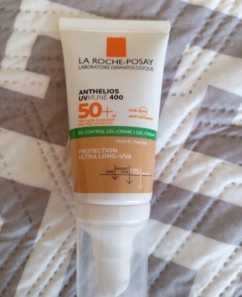 La Roche-Posay Crema Hidratante Anthelios UVMune 400 FPS50+ para piel sensible 50 ml.