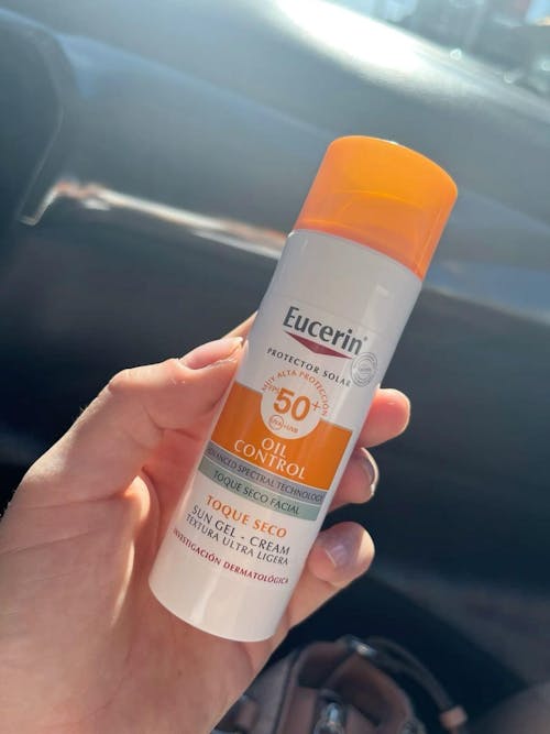 Eucerin Sun Oil Control tono claro, protector solar para piel grasa FPS50+ 50ml.