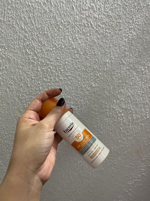 Eucerin Sun Oil Control tono claro, protector solar para piel grasa FPS50+ 50ml.