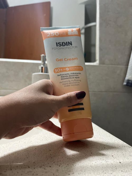 Isdin Fotoprotector FPS50+ Gel Crema, Alta protección solar para toda la familia 250ml.