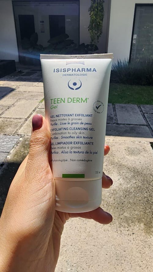 Isispharma Teen derm gel exfoliante para pieles mixtas a grasas 150ml.