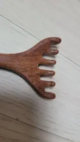 Natural Golden Sandalwood Five-Claw Scalp Massager