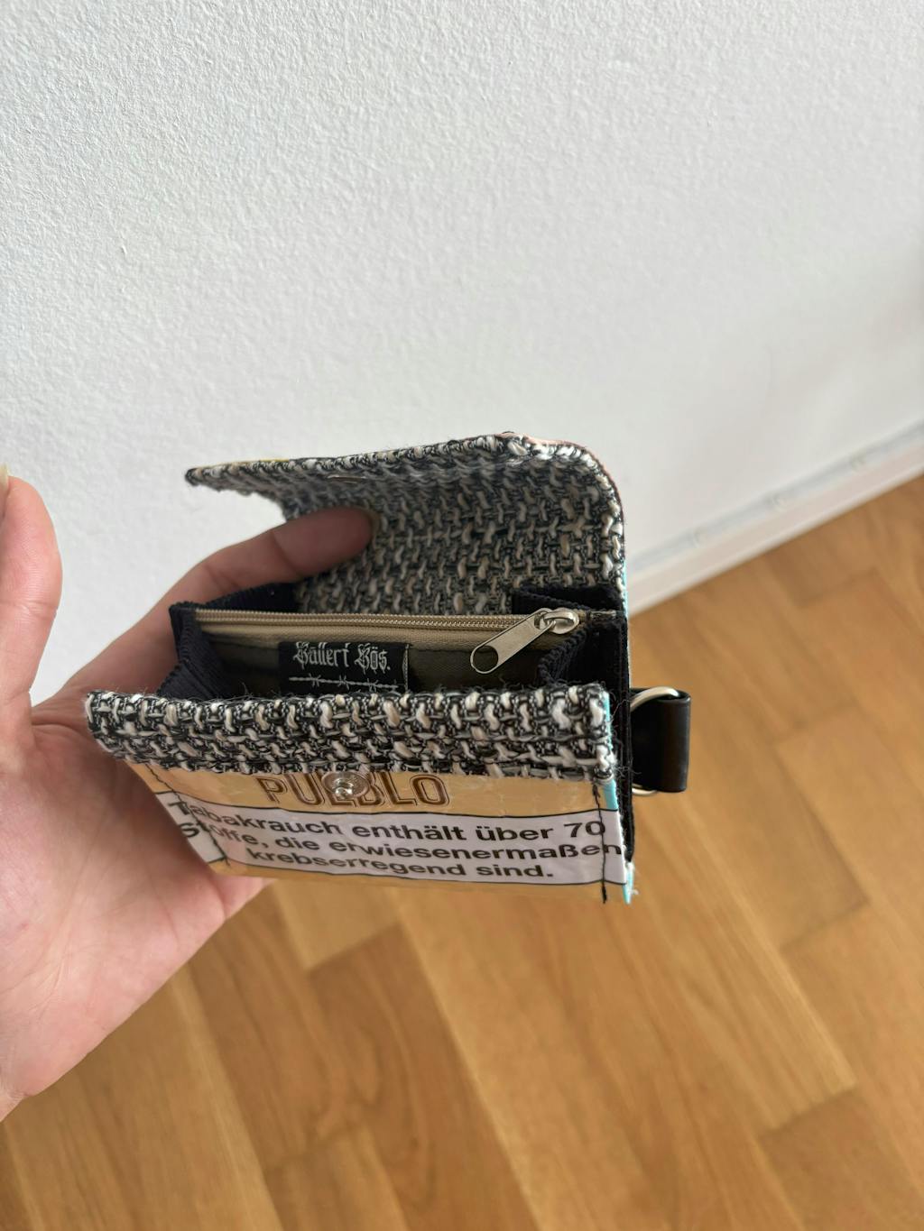 Geldbeutel (Upcycled Trash) Nr. 3 (Juni) - hidden green Cats