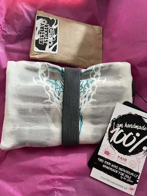 2.2 Tabacco pouch - gray batik