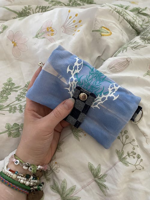 2.5 Tabacco pouch - light blue batik