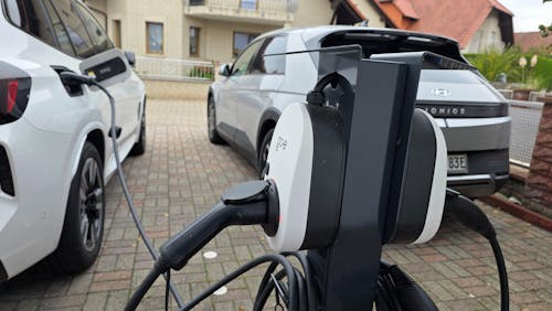 Doppel Ladesäule passend für 2x Go-e Charger Gemini / Gemini 2.0 und Fronius Wattpilot mit Dach und Kabelhaken | Ständer | Standfuß | Stele | Base