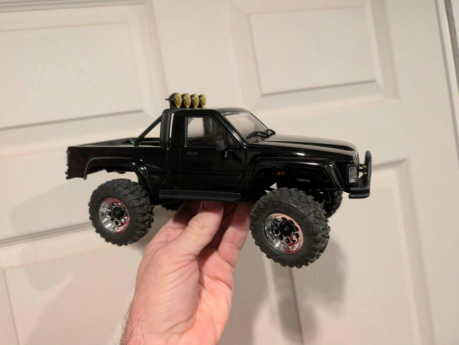 HPI Venture18 Flux Brushless 1985 Toyota Hilux SR5 1/18 RTR 4WD w