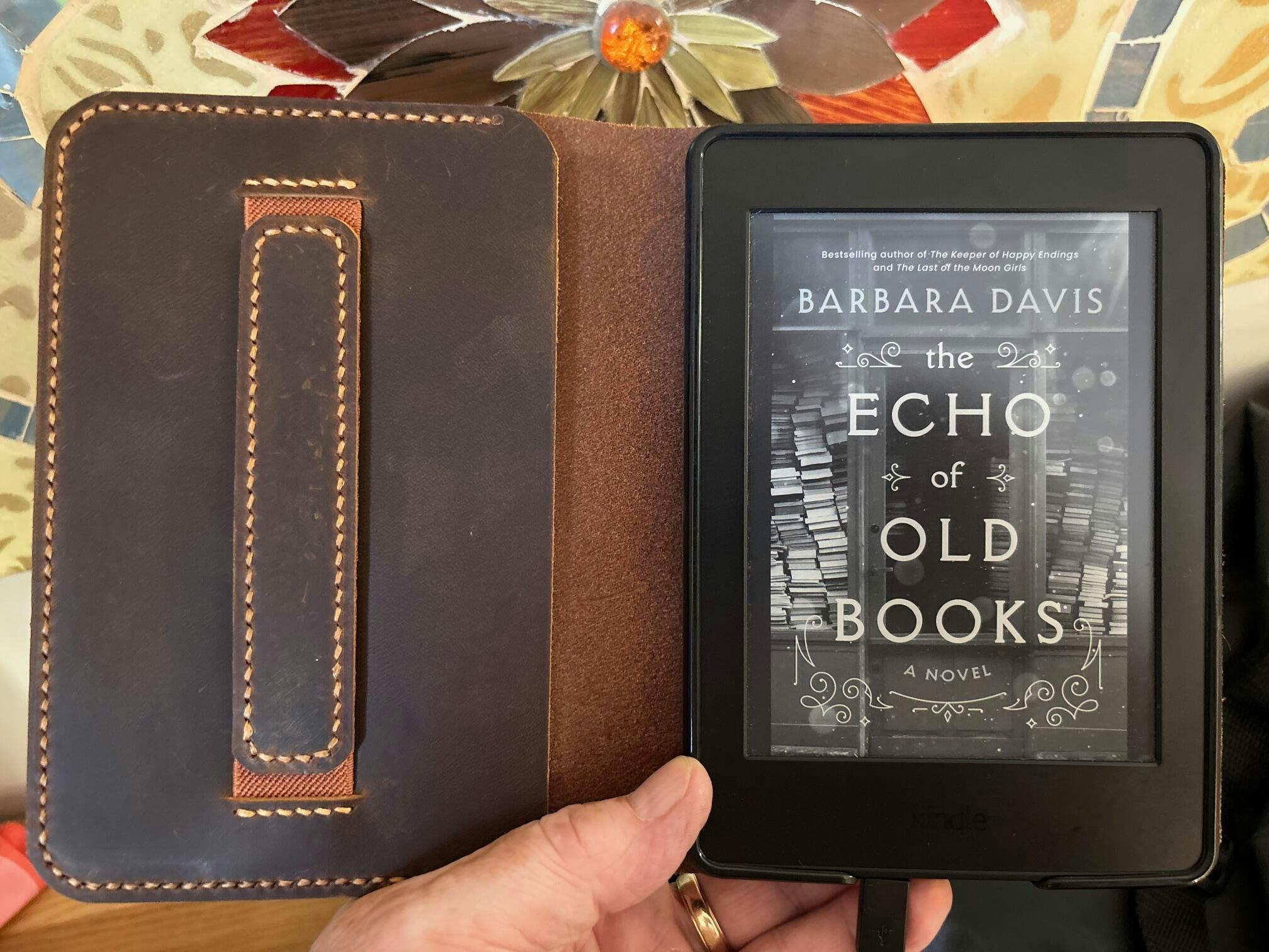 Kindle 本体 + ブラウンレザーケース Leather Kindle Paperwhite / Kindle Case with handle strap and snap