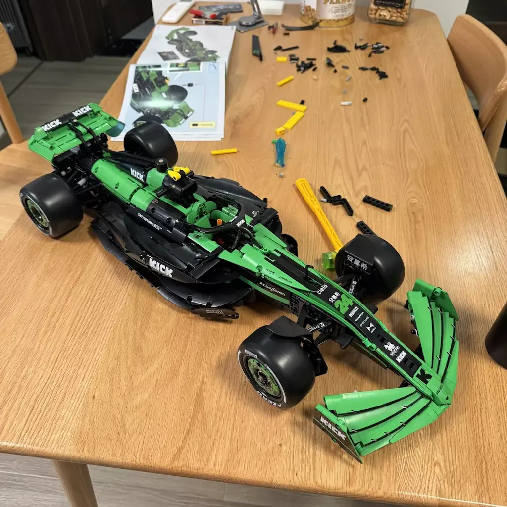 Cada 1:8 KICK Sauber F1  Team C44  2553PCS C64010W