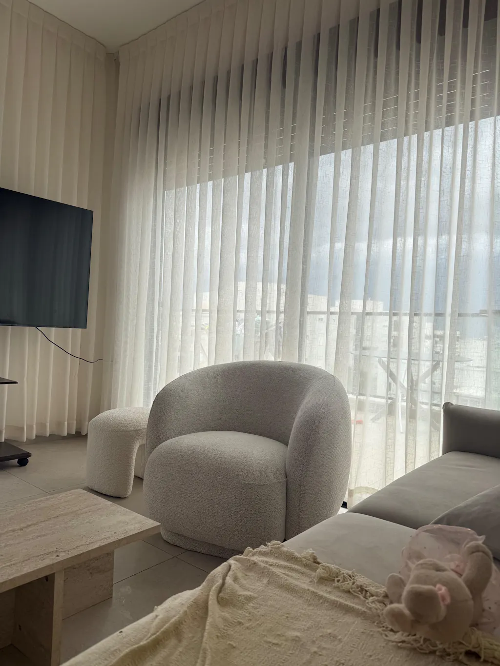 כורסה מסתובבת עם הדום - פינת רוגע Cloudy Hug