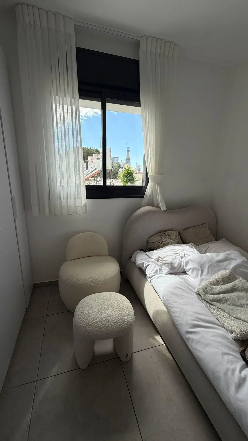 סט כורסה והדום בוקלה מעוצבים דגם Cozy