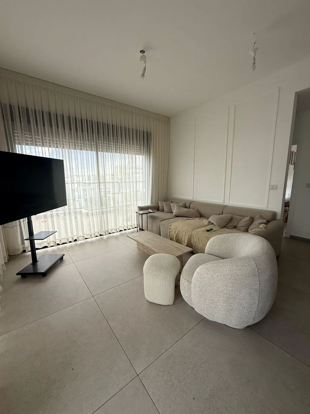 כורסה מסתובבת עם הדום - פינת רוגע Cloudy Hug