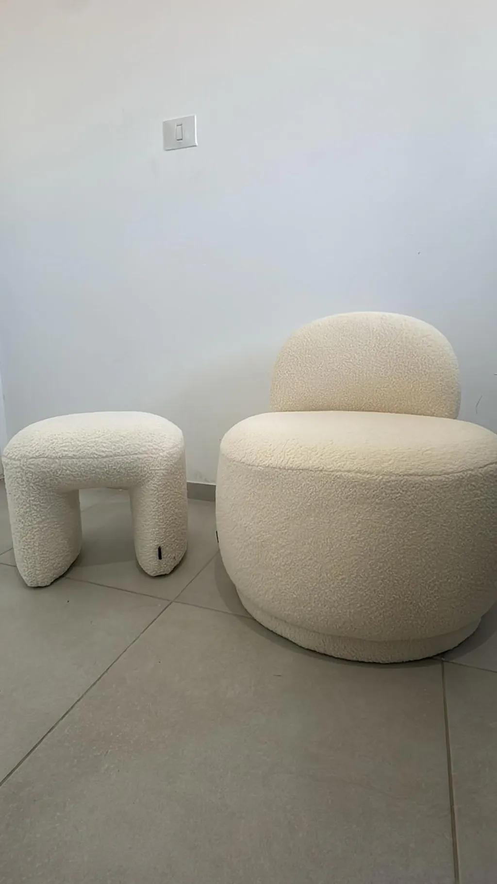 סט כורסה והדום בוקלה מעוצבים דגם Cozy