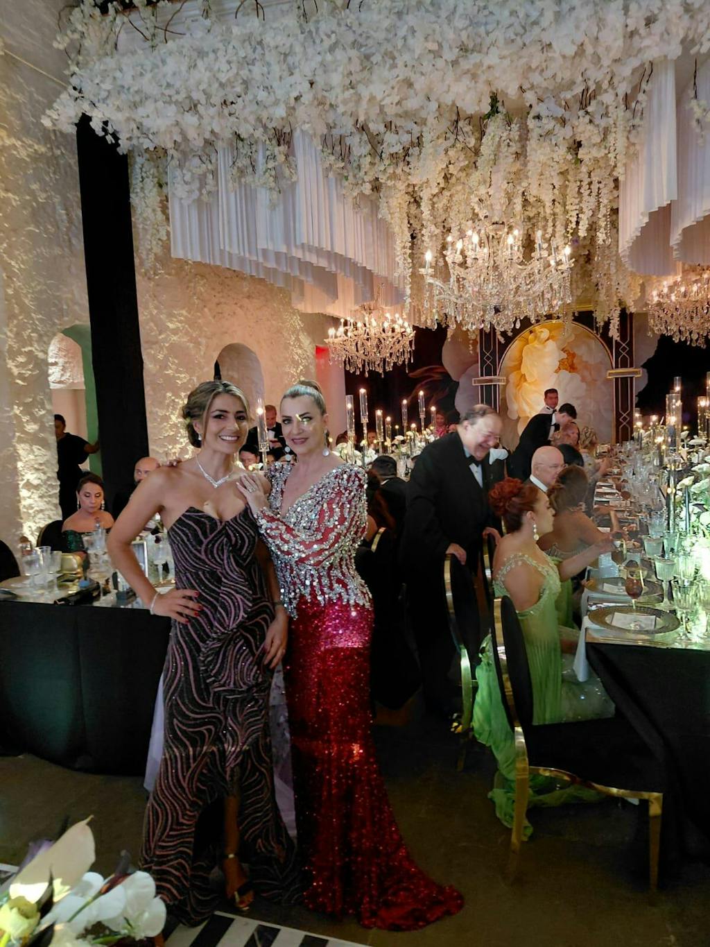 Black Mermaid Dubai Evening Dresses Elegant V-Neck Long Sleeves SS250