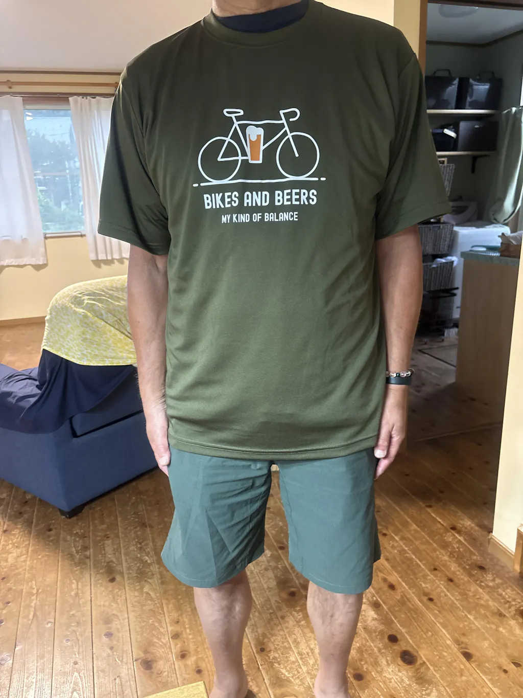 「 BIKES AND BEERS 」誕生日プレゼントにも最適！居酒屋・飲み会で話題の面白tシャツ｜日本酒・ビール・焼酎・ウイスキー好きにおすすめ