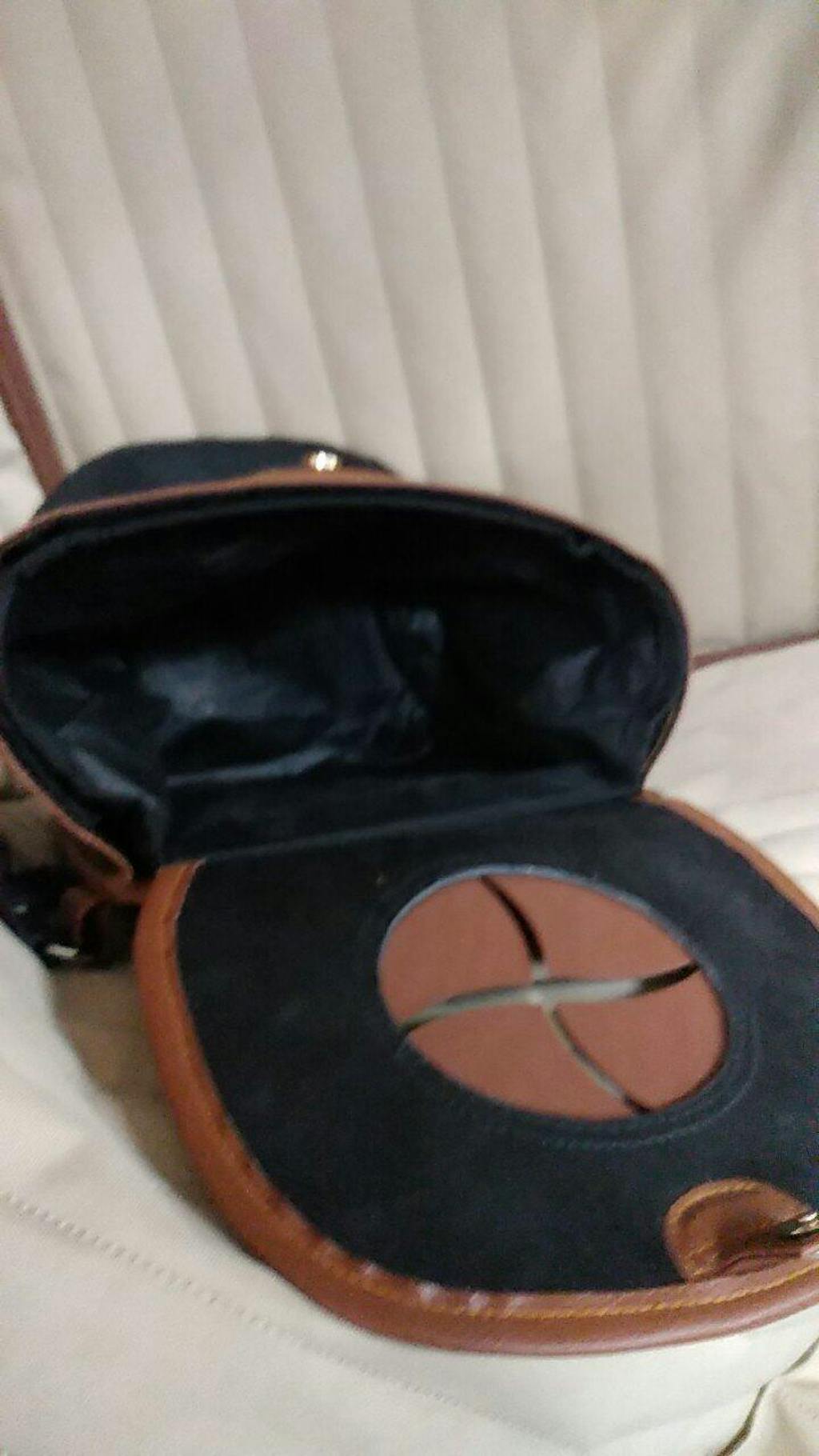 Spill-Proof Car Trash Can - Car Trash Bag - 2.5 Gal - Headrest/Central Console Attachment