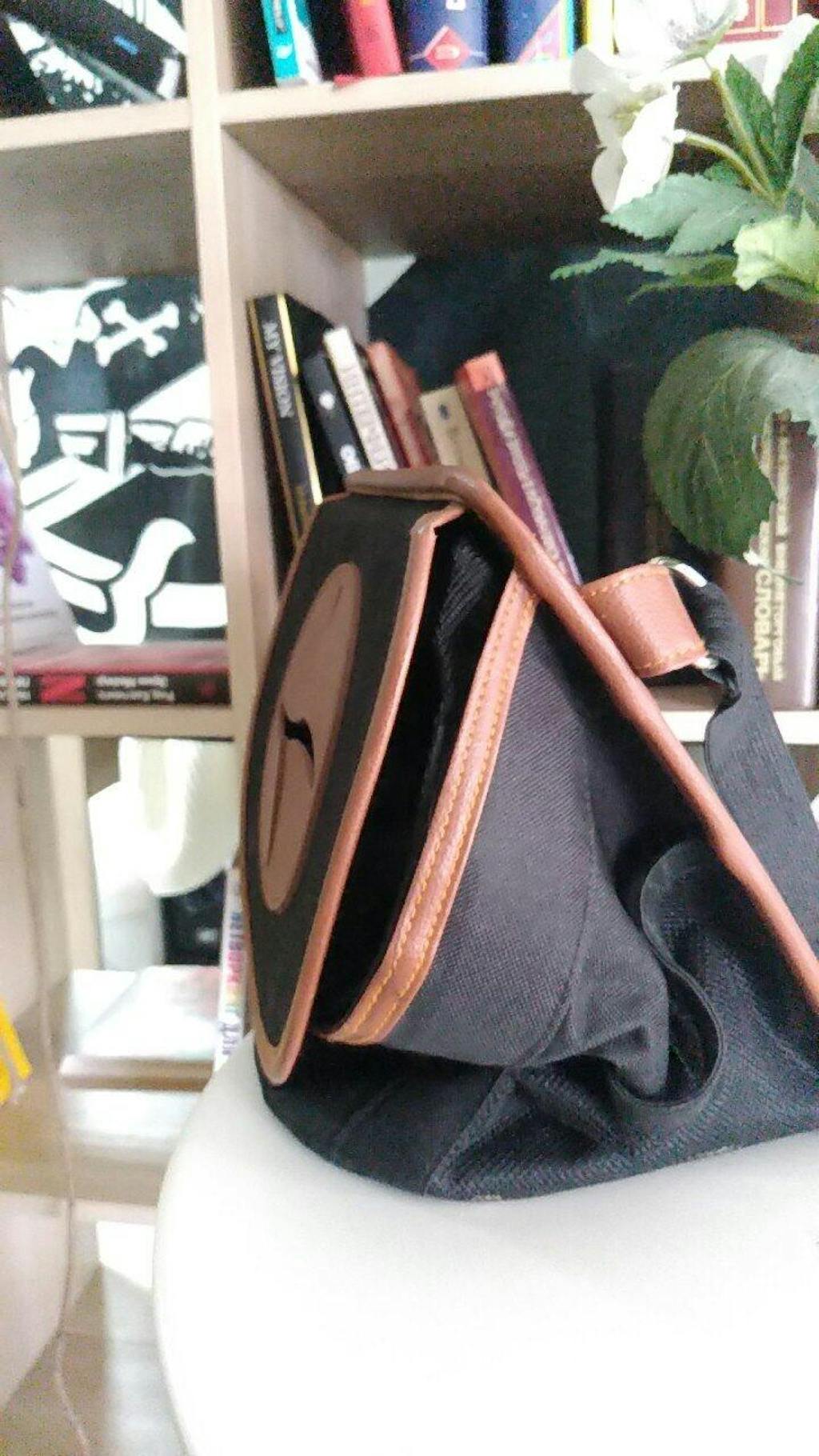 Spill-Proof Car Trash Can - Car Trash Bag - 2.5 Gal - Headrest/Central Console Attachment