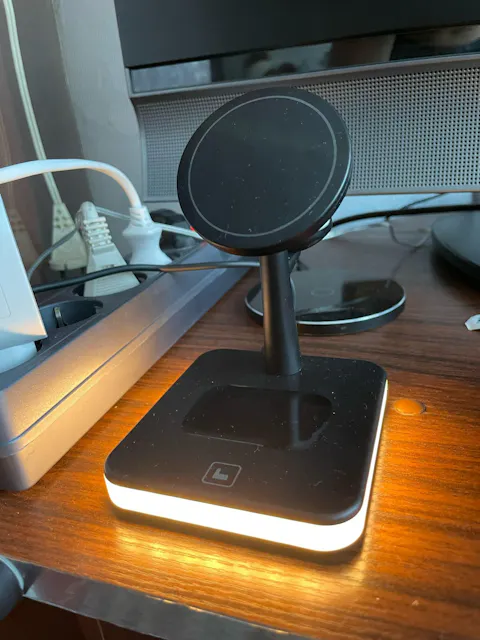 3-in-1 Ladestation mit LED für Apple Geräte