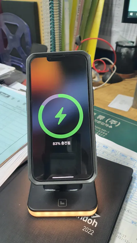 3-in-1 Ladestation mit LED für Apple Geräte