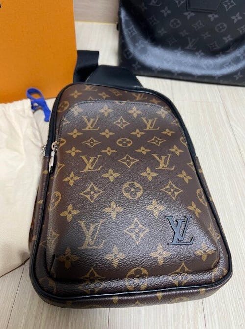 루이비통 에비뉴 슬링백 모노그램 마카사 M46327