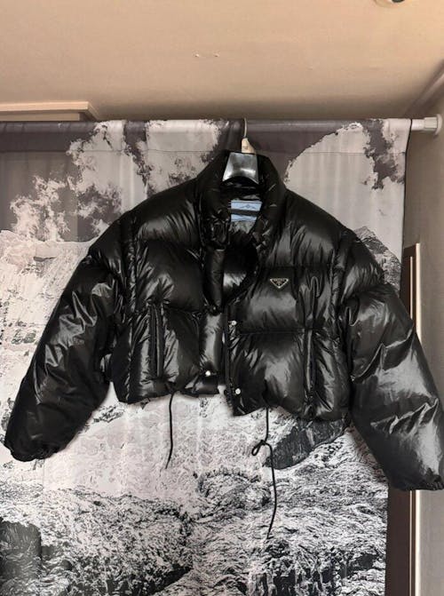 프라다 시레 크롭 다운 푸퍼 자켓 블랙