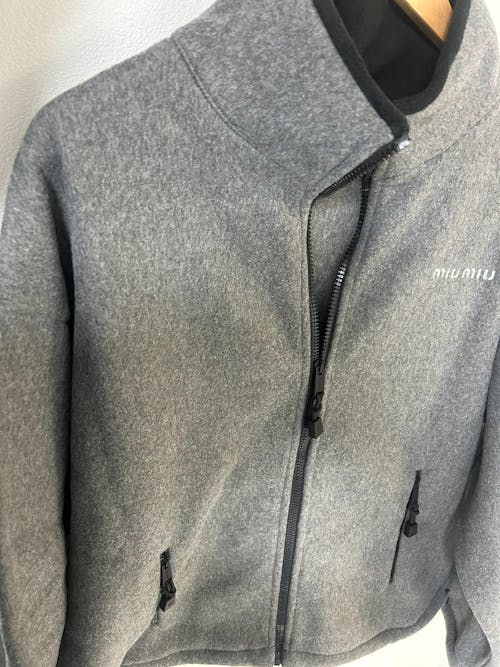 [국내배송] 미우미우 플리스 스웨트셔츠 집업 그레이 (차정원 착용)