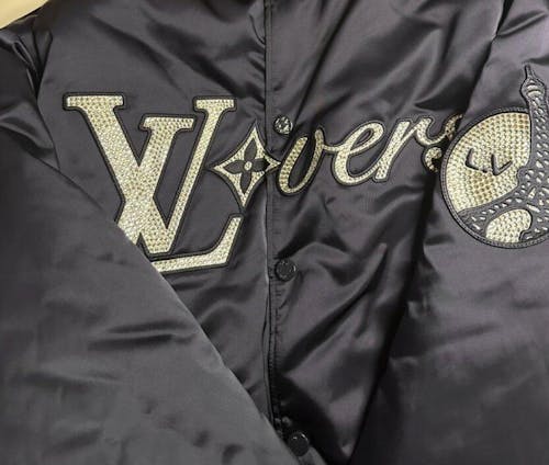 루이비통 자수 나일론 베이스볼 블루종 1AFHWS (라이즈 소희 착용)