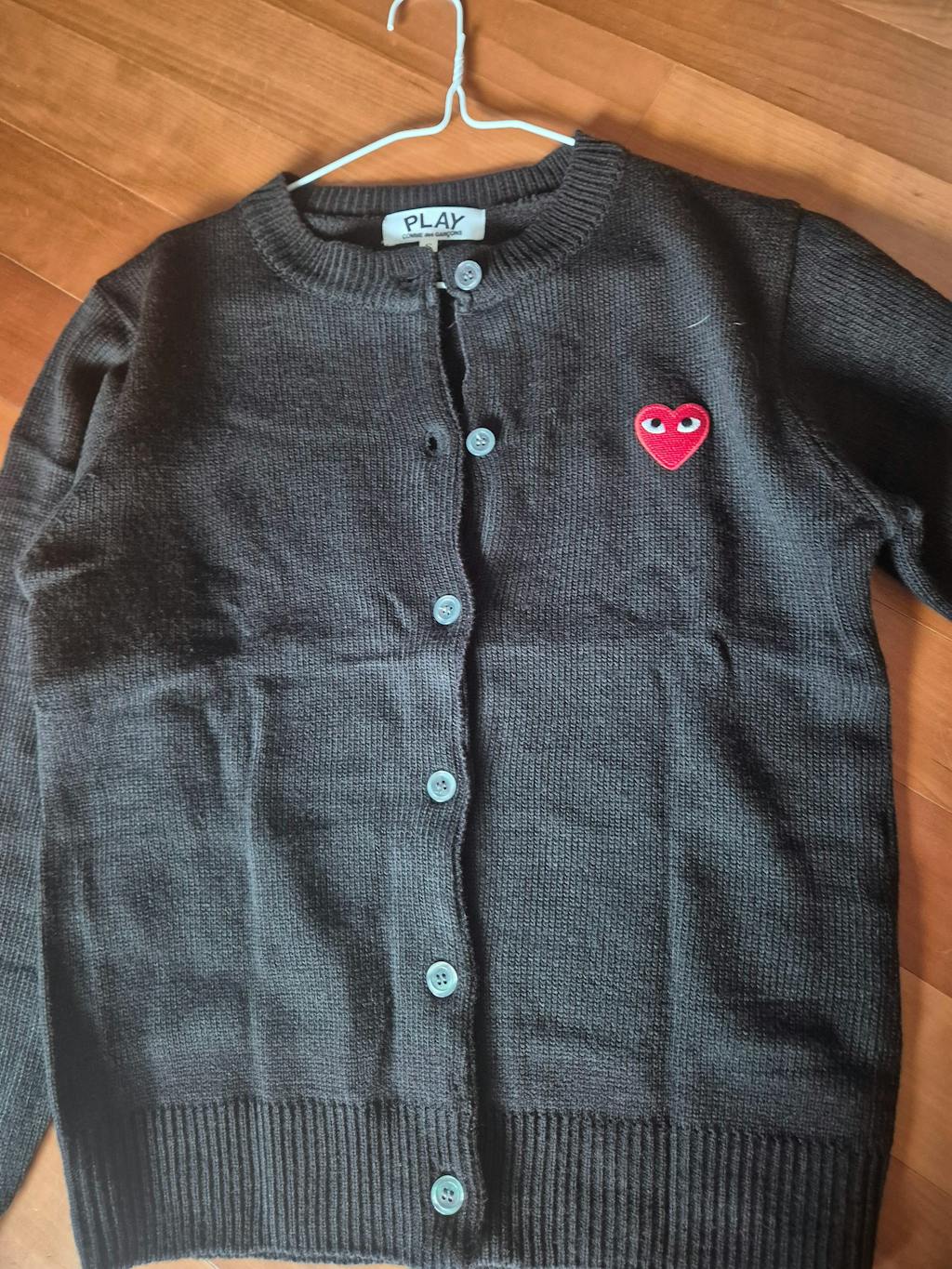 [국내배송/당일출고] 꼼데가르송 라운드 여성용 가디건 블랙/레드와펜 (제니,수영,솔라 착용) - 재입고 -