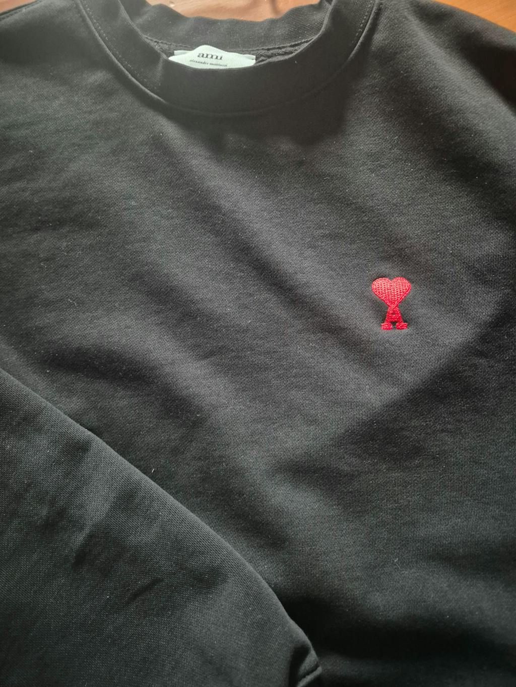 [국내배송] 아미 스몰 하트 로고 자수 맨투맨 5color (유승호 착용) - 재입고 -