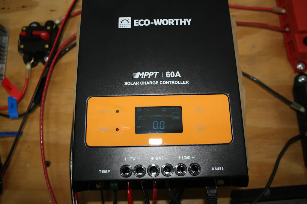 ECO-WORTHY 60A MPPT Solar Charging Controller 12/24/36/48V DC ingang & digitaal OLCD display & Temp Sensor & Mount Ground, 99% laadefficiëntie Solar Controller voor lithium / Gel / Flooded batterij