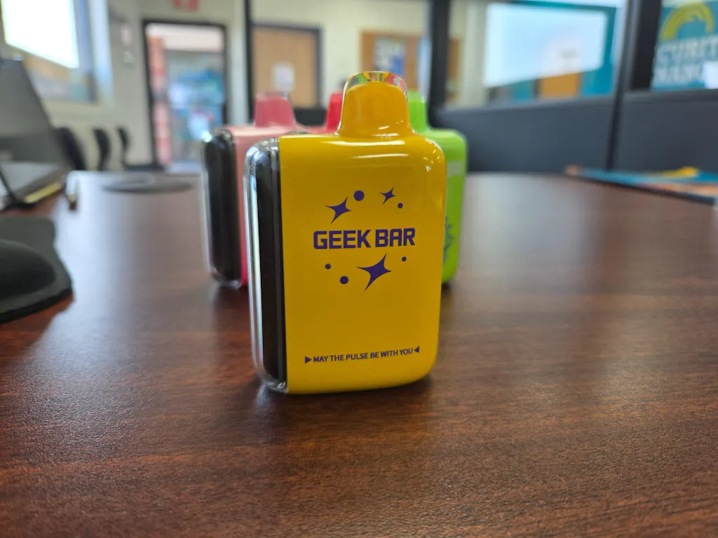 Geek Bar Strawberry Banana - Banana, Show-Sold-Out-Banner Disposable Vape