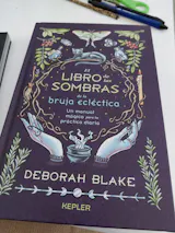 El Libro de las Sombras de la Bruja Ecléctica | Un Manual Mágico para la Práctica Diaria