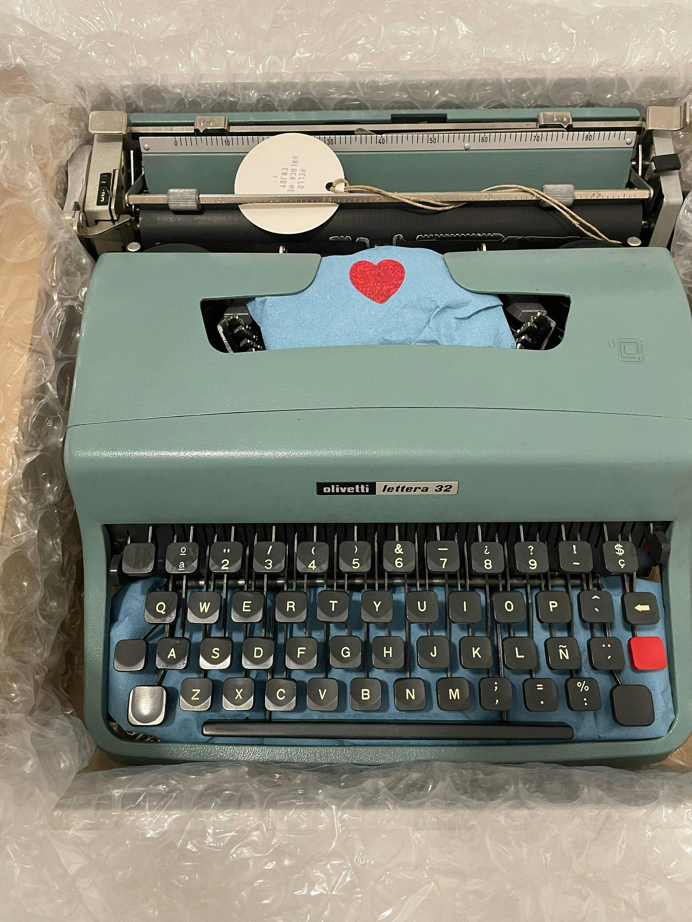 Olivetti Lettera 32 Original Green Vintage Manual Typewriter