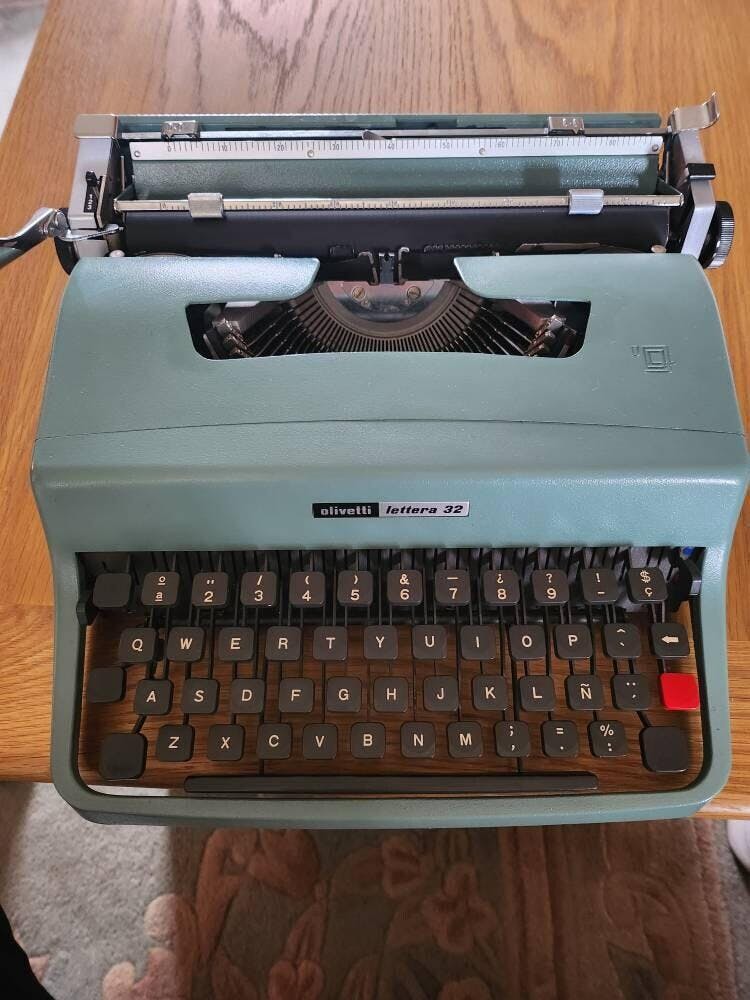 Olivetti Lettera 32 Original Green Vintage Manual Typewriter