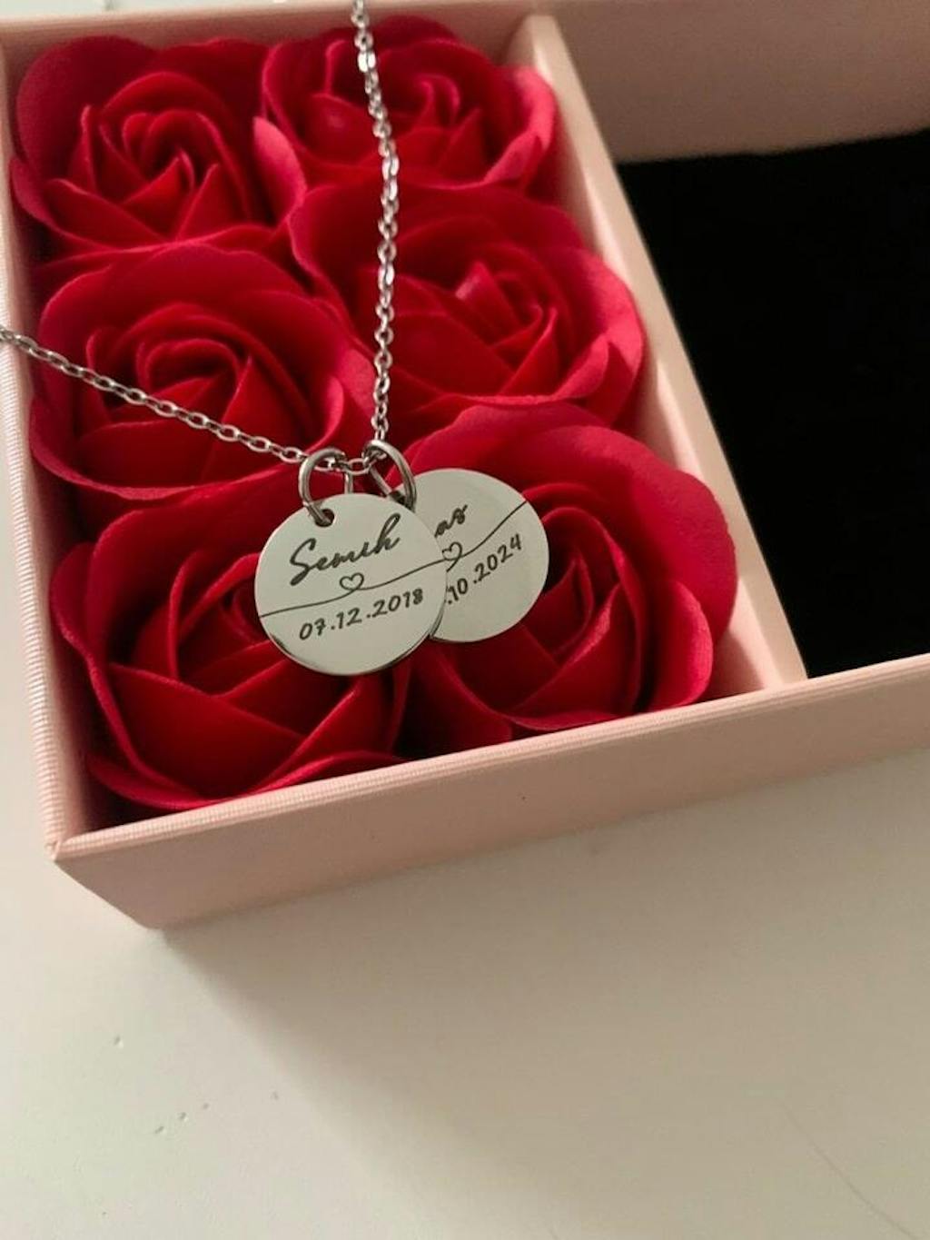 Kette mit Name und Datum